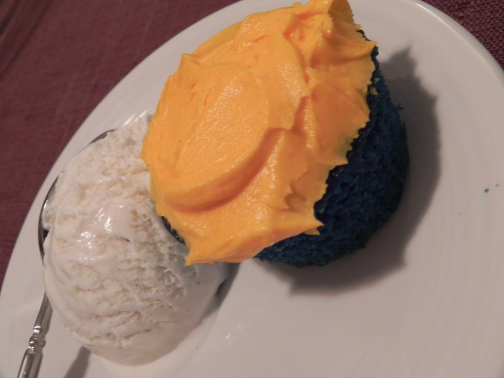 Maize & Blue Cupcakes... perfect for the diehard U of M fan!