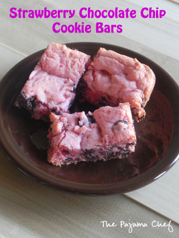 Strawberry Chocolate Chip Cookie Bars | thepajamachef.com
