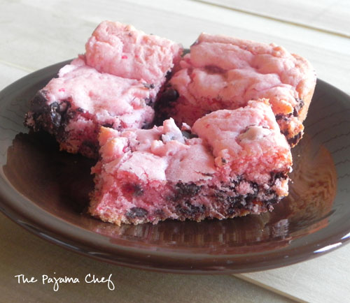 Strawberry Chocolate Chip Cookie Bars | thepajamachef.com