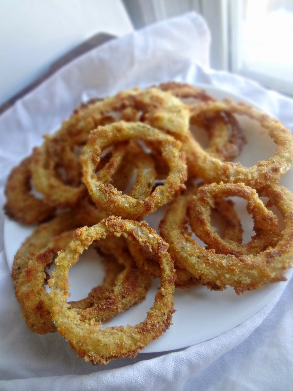 Crispy Baked Onion Rings - Weekly Menu Plan - great eats, all week long brought to you by some of your favorite bloggers like thepajamachef.com!