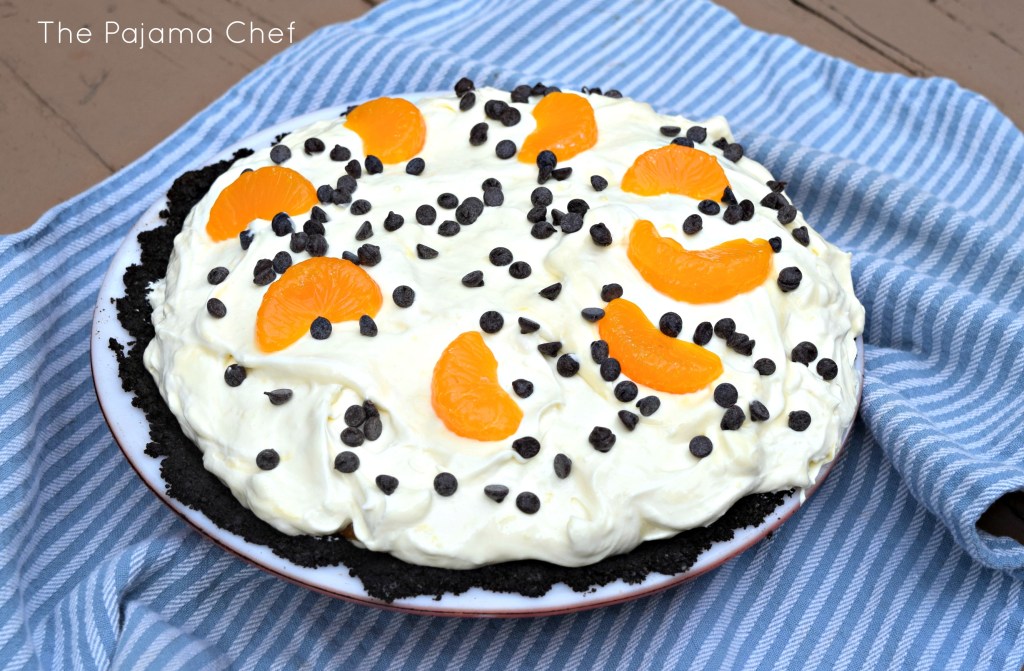 A creamy, dreamy mandarin orange pie made with an Oreo crust and topped off with mini chocolate chips... this cool treat is perfect for hot nights. #CookoutWeek 2017