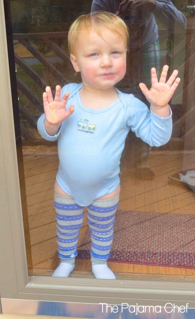 Peppermint bark pretzels... a delightful salty-sweet treat! Great for gift-giving, Christmas cookie platters, or a fun cooking activity with your kiddos. 