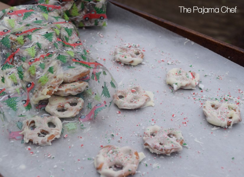Peppermint bark pretzels... a delightful salty-sweet treat! Great for gift-giving, Christmas cookie platters, or a fun cooking activity with your kiddos. 