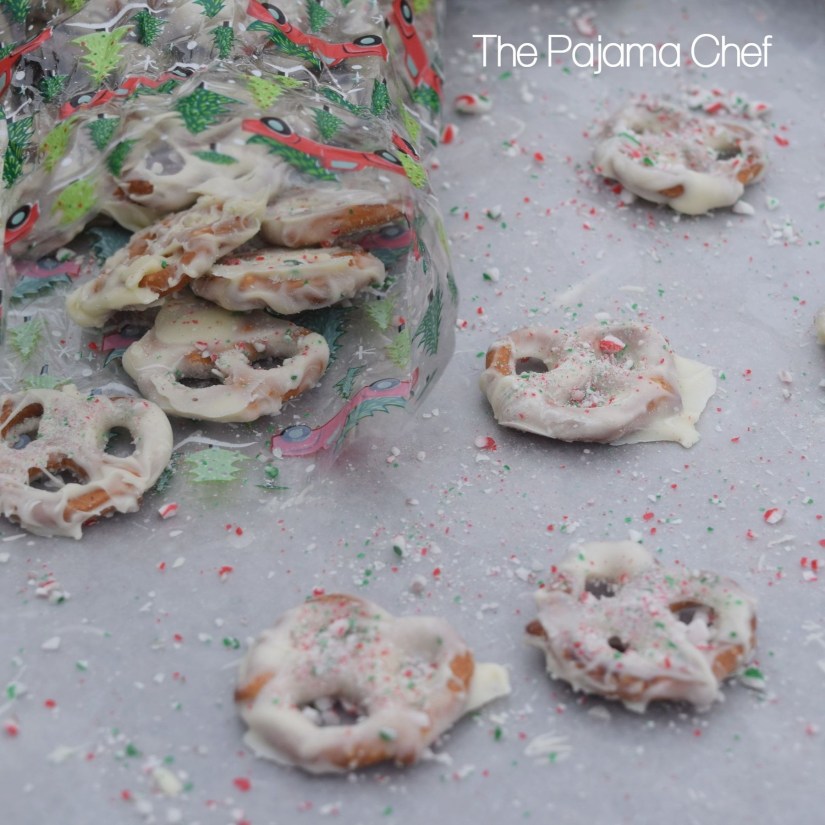 Peppermint bark pretzels... a delightful salty-sweet treat! Great for gift-giving, Christmas cookie platters, or a fun cooking activity with your kiddos. 