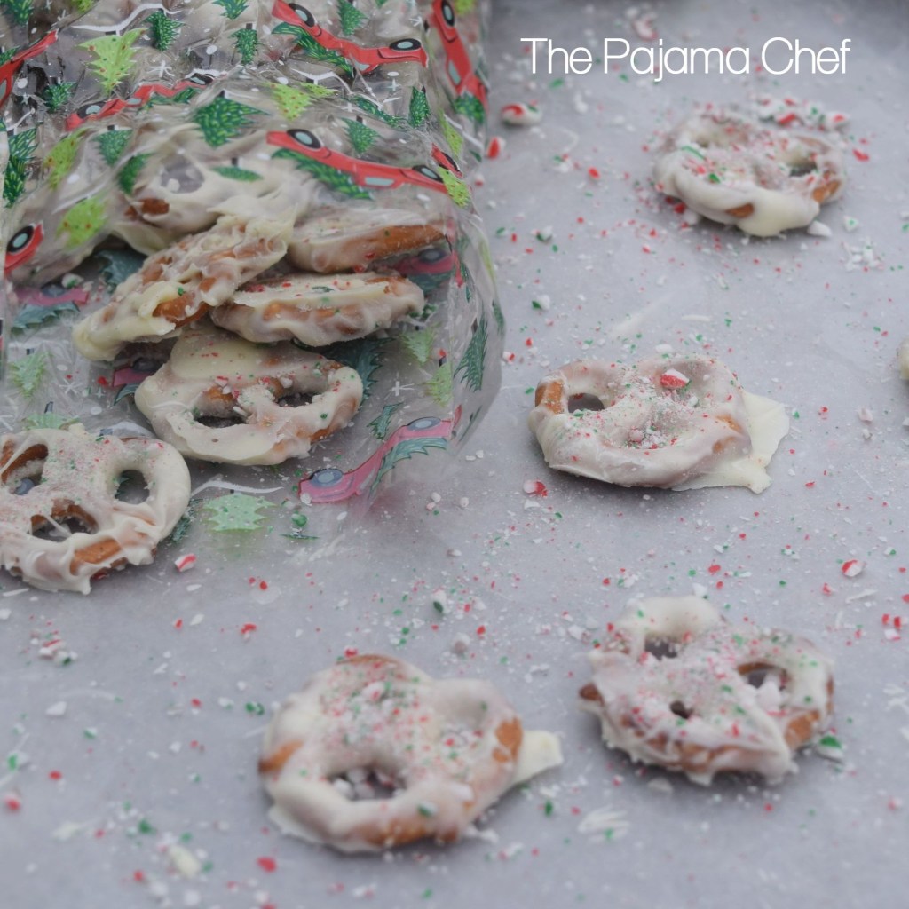 Peppermint bark pretzels... a delightful salty-sweet treat! Great for gift-giving, Christmas cookie platters, or a fun cooking activity with your kiddos.